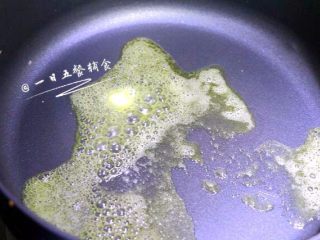 3、红薯芝士浓汤 宝宝营养辅食，牛奶+洋葱,平底锅小火，融化一小块黄油。超市有小包装黄油，一小包10g，很方便。