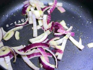 4、红薯芝士浓汤 宝宝营养辅食，牛奶+洋葱,中小火将洋葱煸炒至透明，不要煸糊影响色泽。约30秒。