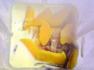 6、红薯芝士浓汤 宝宝营养辅食，牛奶+洋葱,将锅中所有汤和料一起放入搅拌机中，倒入牛奶，搅打至细滑的浓汤。