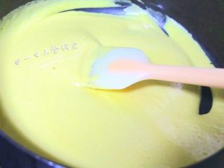 7、红薯芝士浓汤 宝宝营养辅食，牛奶+洋葱,将浓汤倒回小锅中，加入芝士片和盐调味，用小火加热，微微沸腾即可。