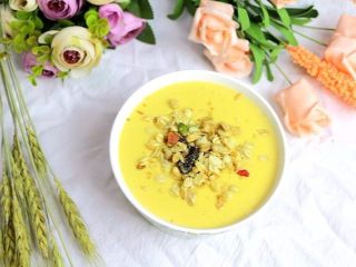 8、红薯芝士浓汤 宝宝营养辅食，牛奶+洋葱,盛出装碗，放上坚果碎口感更丰富哦。