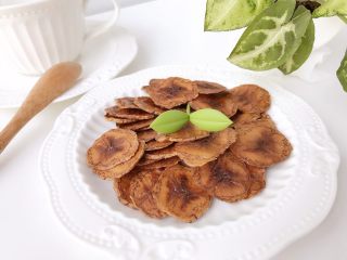 1、宝宝辅食：烤香蕉片-18M ,完成，转移至冷却架上，刚烤好的香蕉片质感还是有点软的，等完全冷却后就可以变得很酥脆啦，直接食用即可。