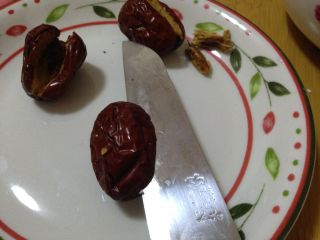 2、团团圆圆――桂香糯米枣,醒面的期间来处理一下枣：红枣取出控水，枣子一面用刀在切一个口