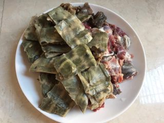 3、#咸味#鳄鱼龟石斛汤,鳄鱼龟肉是前天晚上吃了一半剩下的，所以没有办法展示怎么切的????，龟壳是热水烫过后撕去了表层老皮的，内脏什么的全部都不要，只用壳和肉！