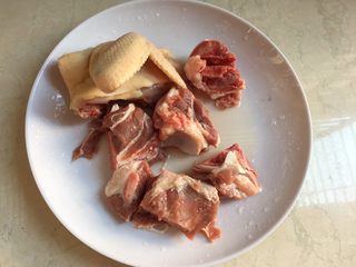 4、#咸味#鳄鱼龟石斛汤,洗好鸡肉和猪骨，其实每次做的时候都是用半个鸡，因为昨晚吃了一顿，所以不够就放了猪骨一起，汤更甜！