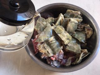 5、#咸味#鳄鱼龟石斛汤,除鸡肉外，龟肉和猪骨都放开水洗净血水，煲出来的汤更清亮，不会有腥味！