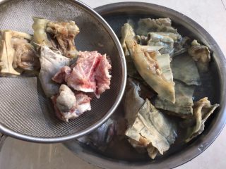 6、#咸味#鳄鱼龟石斛汤,厨房筛捞出冷水再冲洗一遍！