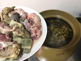 8、#咸味#鳄鱼龟石斛汤,先放龟和猪骨煲一个小时，我煲的是十个人的份量，很大锅！大火会澎出来，只能小火慢炖！