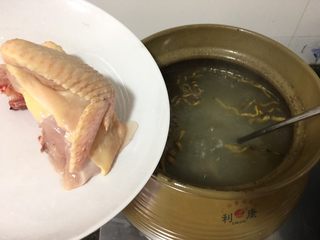 9、#咸味#鳄鱼龟石斛汤,一个小时后再放鸡肉，继续煲一个小时！