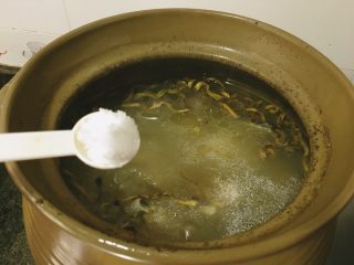 10、#咸味#鳄鱼龟石斛汤,最后加盐调味即可！