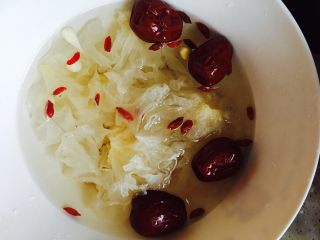 1、银耳莲子百合煲,先将银耳莲子百合大枣枸杞冷水泡发