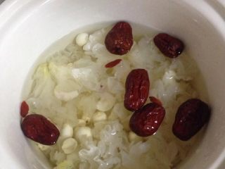 2、银耳莲子百合煲,将除冰糖放入锅中，调自动挡两小时