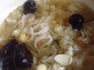 3、银耳莲子百合煲,加入冰糖再熬制半小时