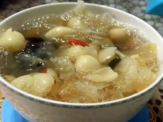 4、银耳莲子百合煲,一碗养颜美容靓汤就好了