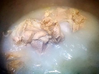 4、家宴菜谱～拆骨肉烩酸菜,熬制棒骨汤 ～放入葱姜八角 熬制2小时至骨汤浓白