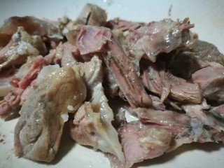 6、家宴菜谱～拆骨肉烩酸菜,把棒骨上的肉取下来 撕小待用