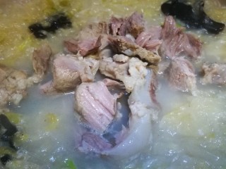 13、家宴菜谱～拆骨肉烩酸菜,倒入拆骨肉煮炖