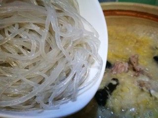 14、家宴菜谱～拆骨肉烩酸菜,出锅前倒入粉条 煮至透明即可