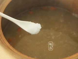 12、山药枸杞尾龙骨汤,加入食盐调味即可。