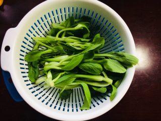 1、家庭简易版牛排,准备100g鸡毛菜洗净备用。