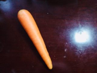 2、家庭简易版牛排,准备一根胡萝卜。