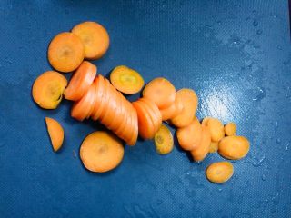 3、家庭简易版牛排,切片备用。