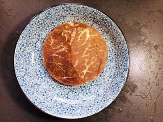 4、家庭简易版牛排,解冻一块牛排,清洗干净。