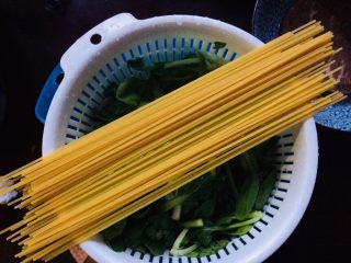 5、家庭简易版牛排,准备200g意面。