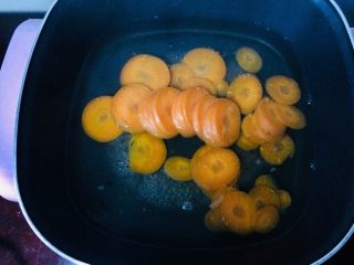 6、家庭简易版牛排,水开下锅焯胡萝卜。