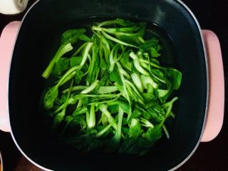 7、家庭简易版牛排,再炒鸡毛菜。