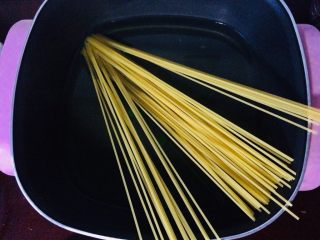 8、家庭简易版牛排,讲意面煮熟,捞出过凉水备用。