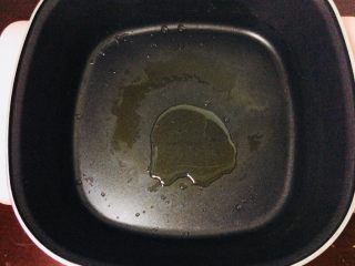 9、家庭简易版牛排,锅里倒少许油。