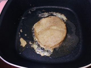 10、家庭简易版牛排,放入牛排煎至两面金黄。