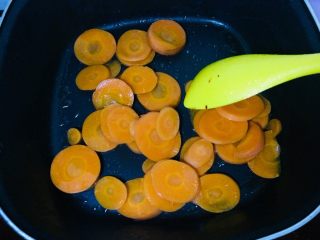 11、家庭简易版牛排,用剩下的油过一下胡萝卜。