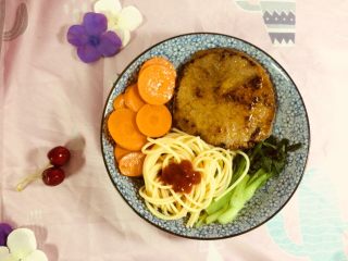 12、家庭简易版牛排,最后在意面上倒入少许番茄酱即可。