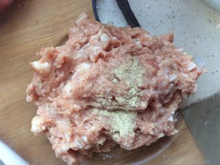 3、木耳豆腐盒子,肉剁碎放胡椒粉备用