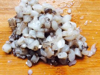 5、木耳豆腐盒子,把鱿鱼须切碎