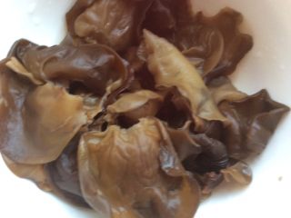 6、木耳豆腐盒子,泡发木耳菜，去根洗净。