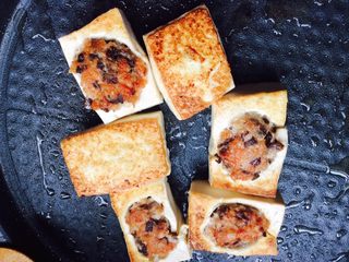 9、木耳豆腐盒子,下油锅煎制两面金黄即可