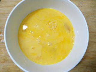 2、超人气的厚蛋烧，吃一次就上瘾,鸡蛋打散装碗里待用。