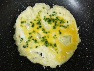 4、超人气的厚蛋烧，吃一次就上瘾,锅内放少许油烧热，转小火，倒入适量蛋液进去。最好从锅中心位置倒入，这样蛋液会往四周走，再提起锅稍微晃一下，蛋液就会很平整了。