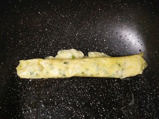 5、超人气的厚蛋烧，吃一次就上瘾,用小火煎至蛋液半凝固，小心的卷起来，这个可以关火来操作哈。