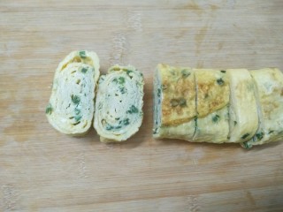 6、超人气的厚蛋烧，吃一次就上瘾,切段装盘即可。