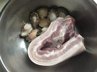 1、鲍鱼红烧肉,五花肉跟鲍鱼洗干净