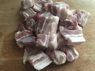 2、鲍鱼红烧肉,五花肉切小块,