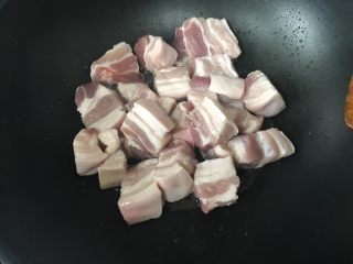 4、鲍鱼红烧肉,等油热放入肉翻炒