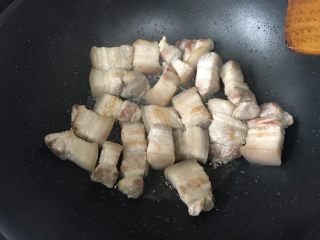 5、鲍鱼红烧肉,炒到有一点点金黄,这样炒过的肉肥而不腻