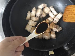 7、鲍鱼红烧肉,加入生抽5勺翻炒