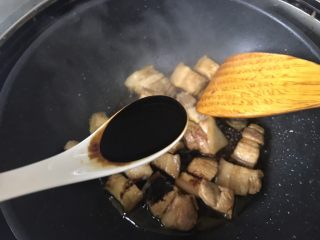 8、鲍鱼红烧肉,加一勺老抽上色,想知道红烧肉最后的颜色就看现在还没加水之前的颜色