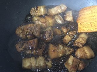 9、鲍鱼红烧肉,加入红糖继续翻炒一会会